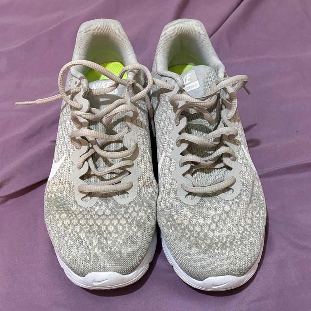 Nike Women's Light Gray Sneakers